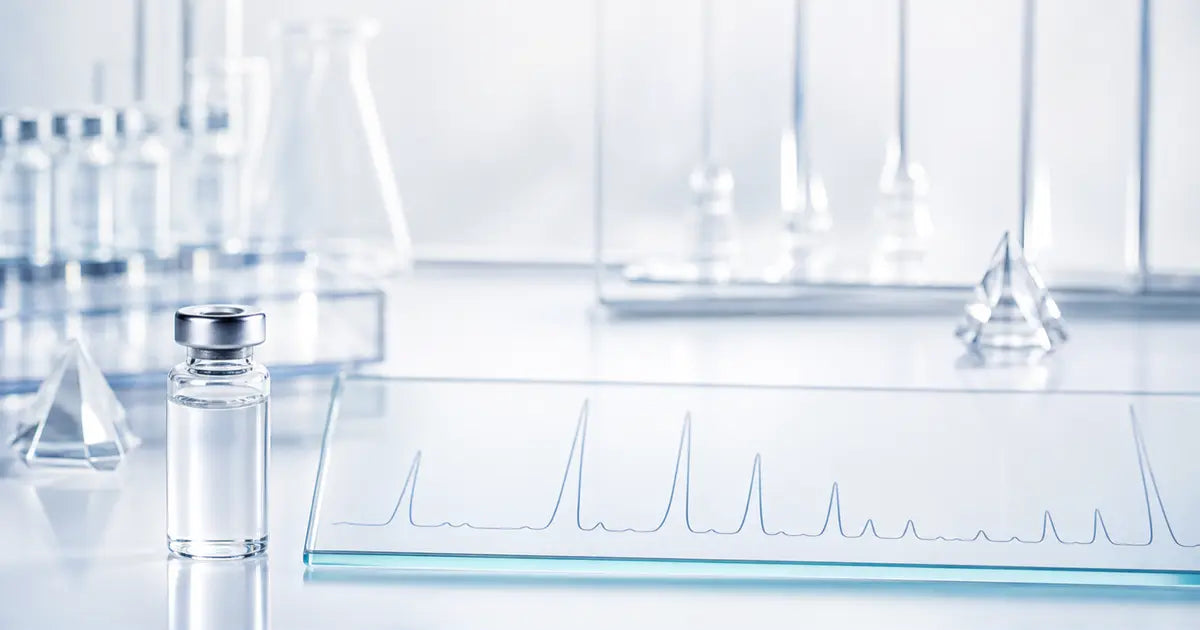 Peptid-Reinheit und HPLC mit Chromatogramm und Laborvial